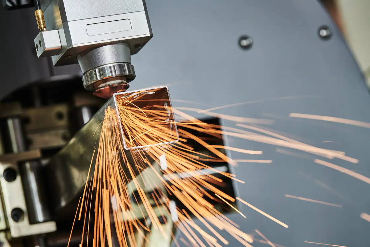 Rohrlaser schneidet ein Metallprofil