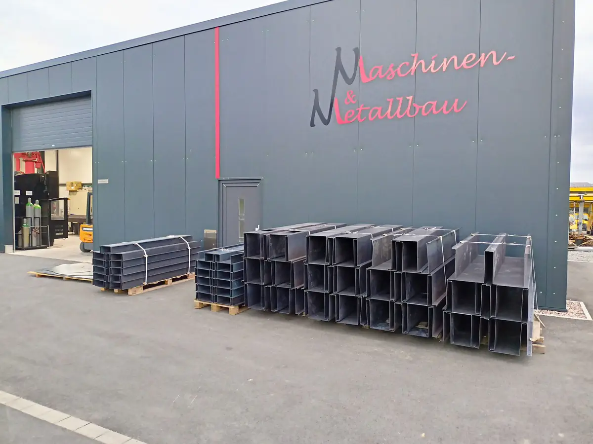 Stahlprofile vor der Produktionshalle von NN in Höxter