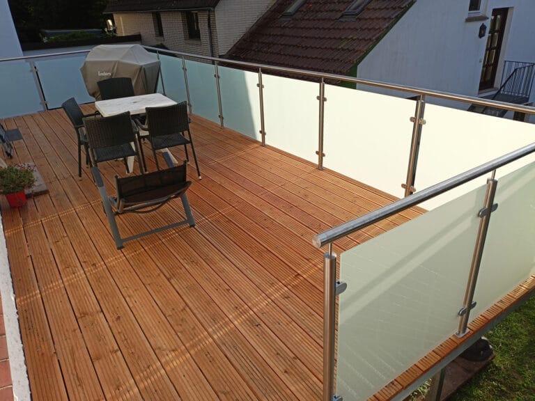 Edelstahlgeländer von NN mit satinierten Glasfüllungen an einem Balkon