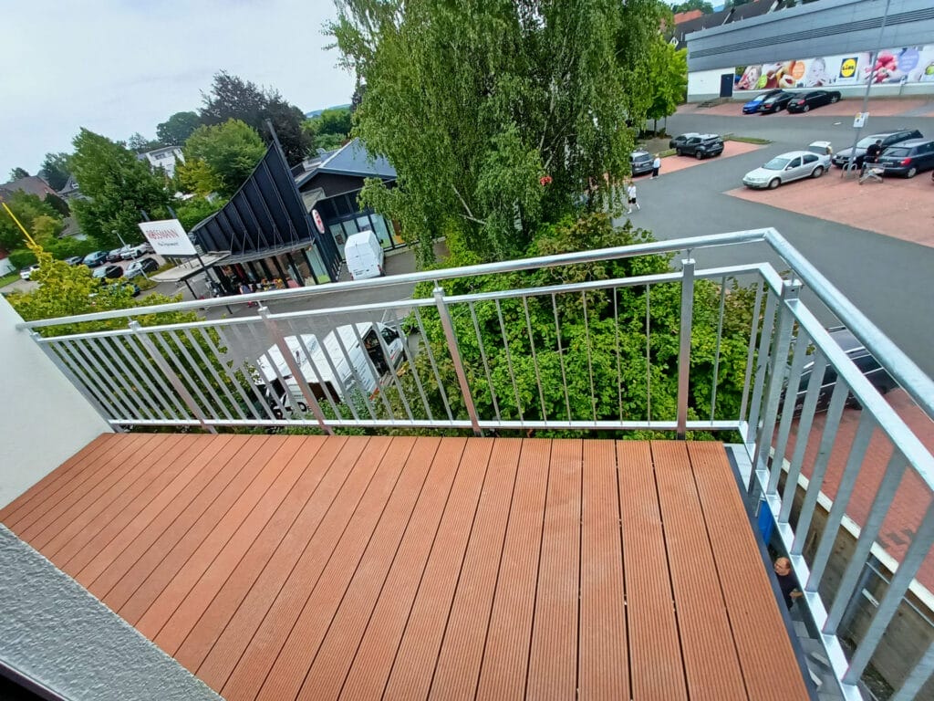 Feuerverzinktes Balkongeländer aus Stahl mit Edelstahlhandlauf