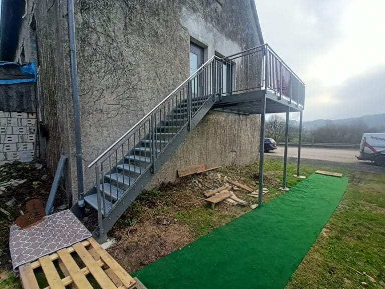 Feuerverzinkter Stahlbalkon mit integrierter Außentreppe und Geländer
