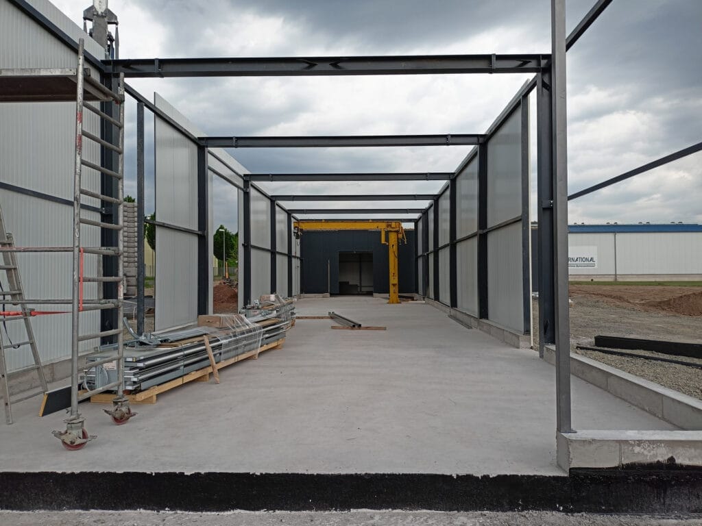 Montage eines Stahlrahmens für eine Gewerbehalle