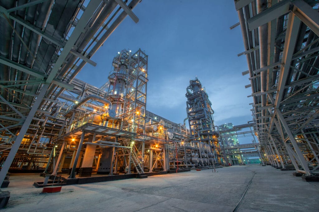 Großindustrielle Metallbau-Anlage mit komplexer Rohrleitungsstruktur