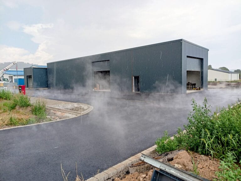 Industriehalle mit montierter Gebäudehülle während der Außenarbeiten