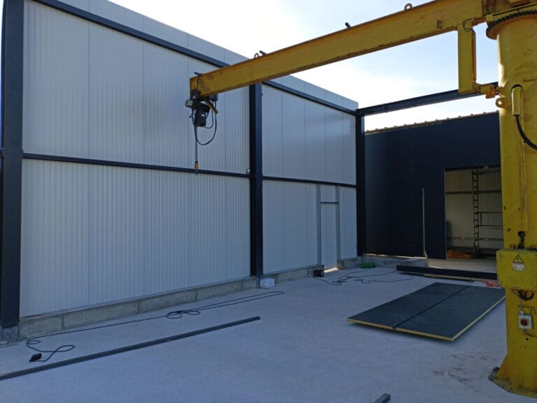 Erweiterung einer Produktionshalle mit Stahltragwerk und Krananlage