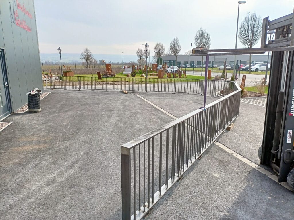 Individuell gefertigte Zaun- und Gitterelemente aus Metall in der Vormontage