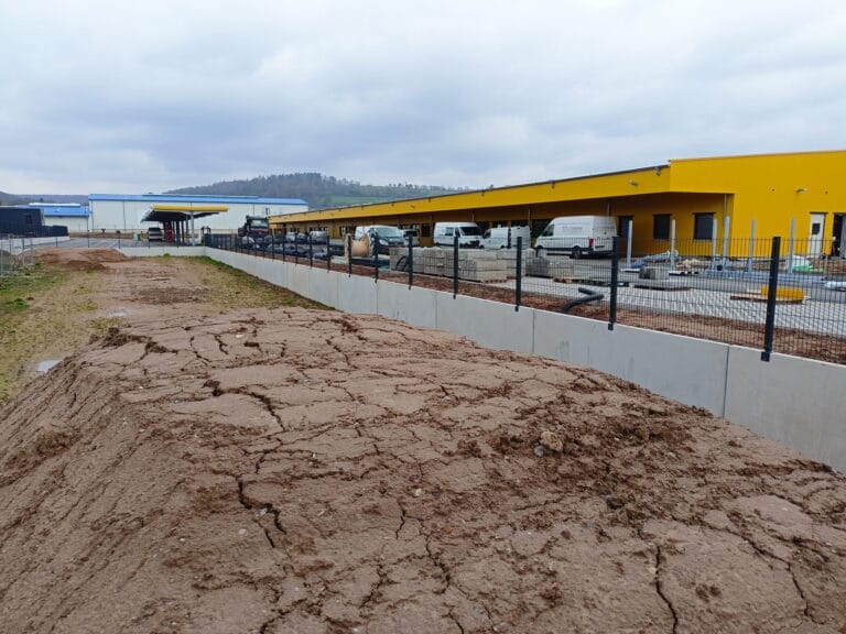 Montierter Sicherheitszaun von NN auf einem Betonfundament an einem Gewerbeareal