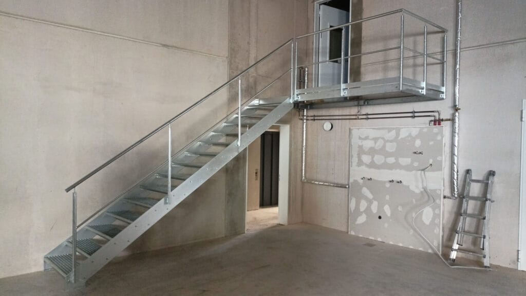 Feuerverzinkte Industrietreppe mit Podest in einer Halle