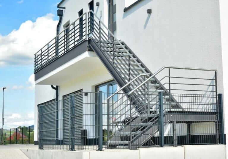 Pulverbeschichtete Stahltreppe an einem modernen Gebäude
