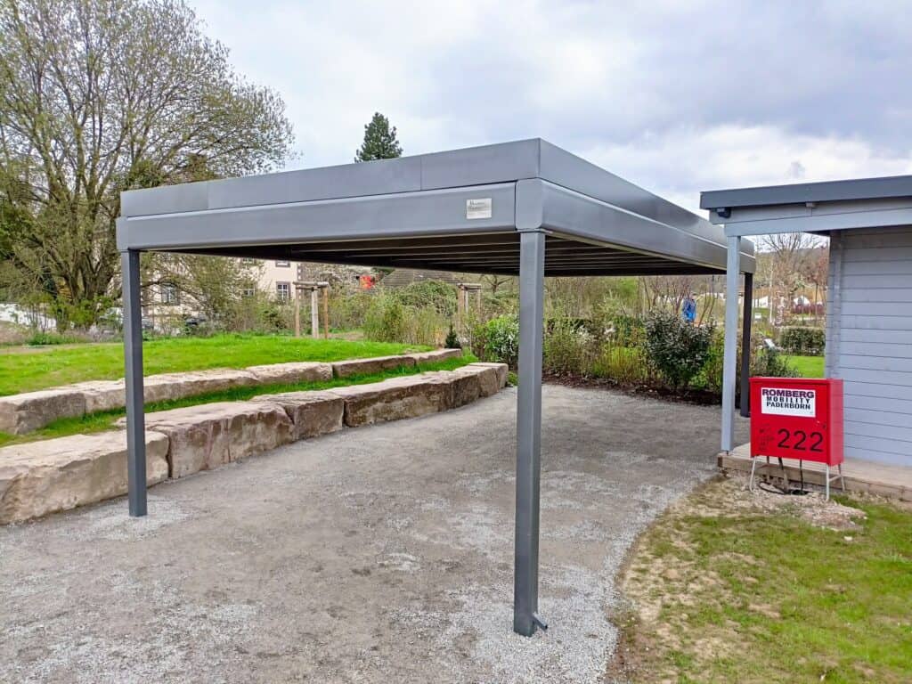 Fertiggestellter freistehender Metallcarport von NN in Anthrazit